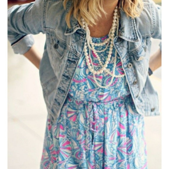 Women's distress denim jacket. - Picture 4 of 8